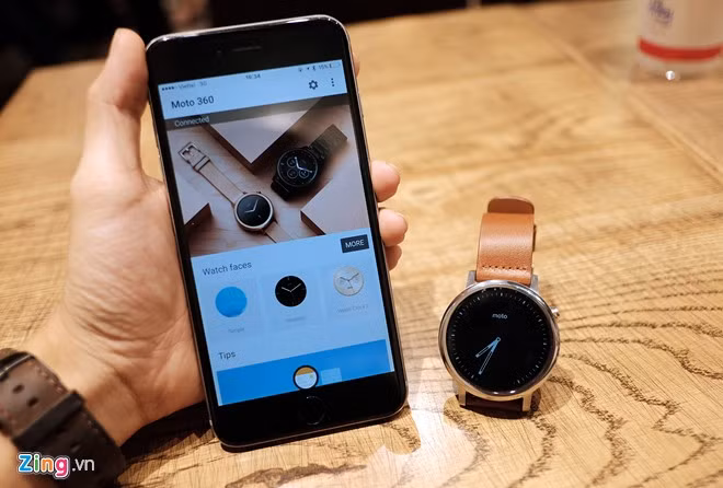 Moto 360 Gen 2 dùng hệ điều hành Android Wear và người dùng có thể cài ứng dụng này trên iPhone hay bất kỳ smartphone Android nào để quản lý, ghép nối.