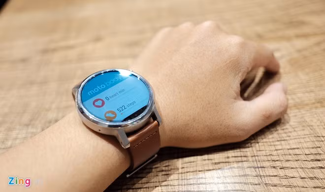 Tương tự các mẫu smartwatch trên thị trường, ngoài tính năng xem giờ, Moto 360 Gen 2 có thể thông báo tin nhắn từ smartphone, Facebook, Skype, Email, lịch,... cùng với đó những công cụ theo dõi vận động, sức khoẻ, nhắc việc,...