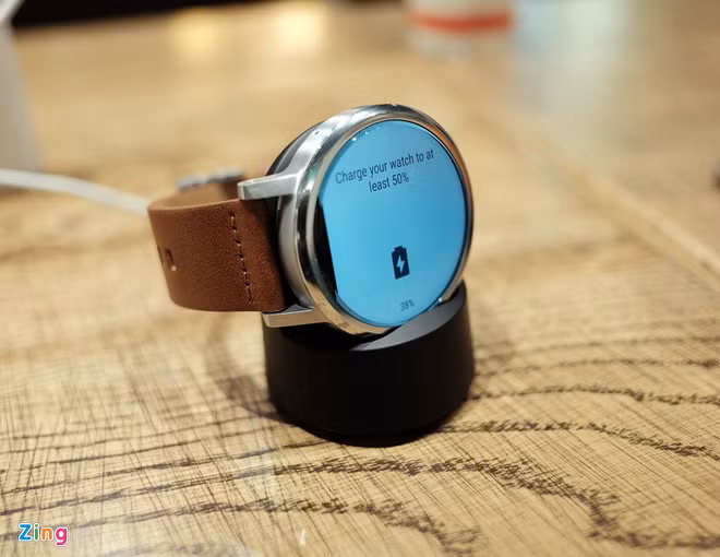 Moto 360 Gen 2 dùng pin 400 mAh (bản 46 mm) và 300 mAh (bản 42 mm). Thời gian nạp pin khá nhanh bởi Model này được tích hợp công nghệ sạc mới từ Qualcomm.