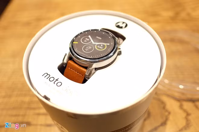 Moto 360 Gen 2 được đựng trong hộp giấy tròn.