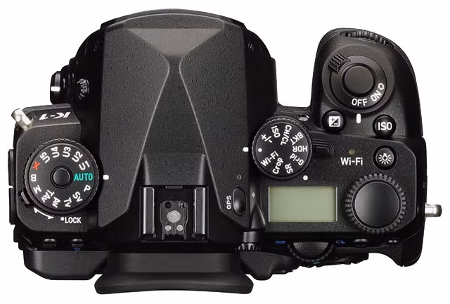 Ở chế độ này, máy có thể chụp liên tục 6,5 khung hình/giây so với 4,4 khung hình/giây khi ở chế độ Full-Frame. Bên cạnh đó, K-1 chỉ có khả năng quay video Full HD, khá hụt hơi so với các đối thủ hiện nay trong phân khúc DSLR Full-Frame như Nikon D5 hay Canon 1D X Mark II.