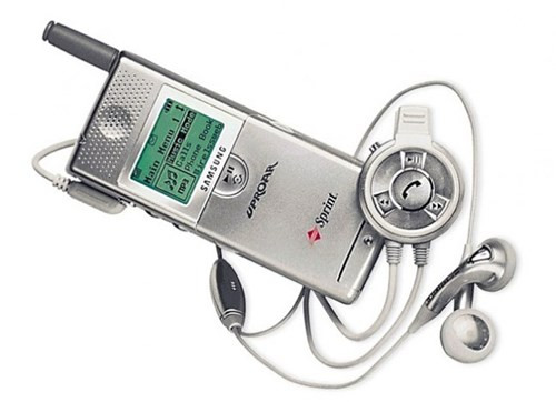  7. Điện thoại chơi nhạc MP3 (2000) Samsung SPH-M1000 hay còn gọi là UpRoar chính là chiếc điện thoại đầu tiên có khả năng chơi nhạc MP3. Cũng ở phân khúc này, dòng điện thoại Walkman của Sony đã từng là bá chủ trên thị trường cho đến khi iPod và iPhone xuất hiện. Smartphone là đối tượng chính giết chết thị trường PMP (Portable Media Player). Không chỉ làm tốt vai trò là một máy nghe nhạc, smartphone còn được tích hợp các ứng dụng và dịch vụ nghe nhạc trực tuyến.