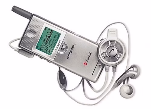  7. Điện thoại chơi nhạc MP3 (2000) Samsung SPH-M1000 hay còn gọi là UpRoar chính là chiếc điện thoại đầu tiên có khả năng chơi nhạc MP3. Cũng ở phân khúc này, dòng điện thoại Walkman của Sony đã từng là bá chủ trên thị trường cho đến khi iPod và iPhone xuất hiện. Smartphone là đối tượng chính giết chết thị trường PMP (Portable Media Player). Không chỉ làm tốt vai trò là một máy nghe nhạc, smartphone còn được tích hợp các ứng dụng và dịch vụ nghe nhạc trực tuyến.