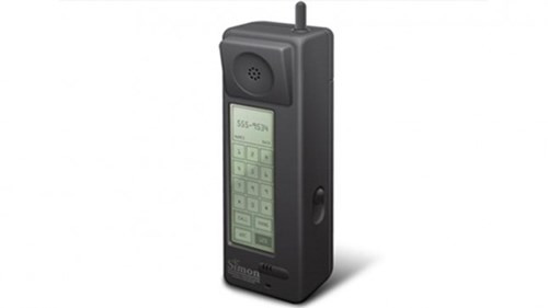  3. Điện thoại màn hình cảm ứng (1993) IBM Simon được xem là điện thoại đầu tiên có màn hình cảm ứng. Nó kết hợp giữa điện thoại di động và PDA. Công nghệ cảm ứng trên điện thoại thời đó còn khá tệ, đó là lý do vì sao tất cả các thiết bị cảm ứng đều dùng một chiếc bút stylus. Sau vài năm, công nghệ màn hình cảm ứng mới thu hút được các hãng sản xuất như Sony (Ericsson), HTC, LG, nhưng chỉ đến khi iPhone của Apple ra mắt, công nghệ màn hình cảm ứng mới đạt đến một chuẩn mới và phổ biến như ngày nay.