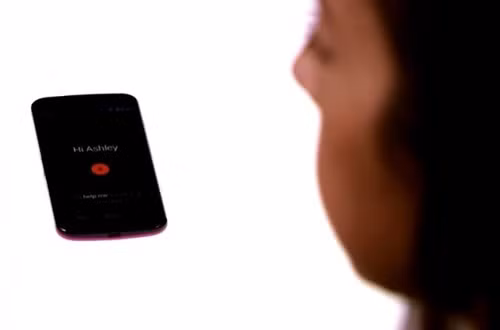  9. Nhận diện giọng nói (2000) Tính năng quay số bằng giọng nói đã xuất hiện từ cách đây khá lâu nhưng nó không được sử dụng rộng rãi. Nhờ những cải tiến vượt bậc về phần mềm cũng như công nghệ nhận diện giọng nói, khả năng quản lý chiếc điện thoại của bạn thông qua khẩu lệnh đã được cải tiến rõ rệt. Các ứng dụng nhận diện giọng nói bắt đầu được đưa lên Google Play từ năm 2009. Apple giới thiệu Siri vào năm 2011, nhưng Google mới là người dẫn đầu trong công nghệ này với tính năng Google Now. Hiện tại, Moto X đang được xem là thiết bị thông minh nhất trong việc nhận diện giọng nói.