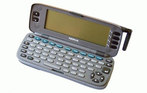  4. Điện thoại kết nối Internet (1996) Nokia 9000 Communicator là chiếc điện thoại đầu tiên có khả năng kết nối Internet. Tại thời điểm đó, giá bán của nó rất đắt và nhà mạng cũng chưa sẵn sàng cho việc cung cấp dịch vụ Internet. Cho đến thời điểm hiện tại, 29% lượng truy cập web toàn cầu đến từ các thiết bị di động (theo số liệu của Walker Sands quý II/2013)