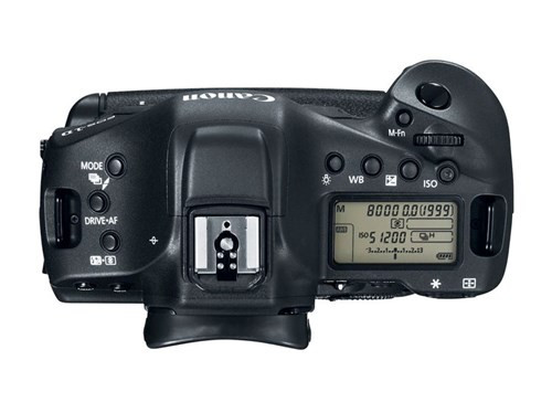 Máy có khả năng chống bụi, chống nước. Màn hình LCD với kích thước 3,2 inch với 1,62 triệu điểm ảnh, có hỗ trợ tính năng cảm ứng.