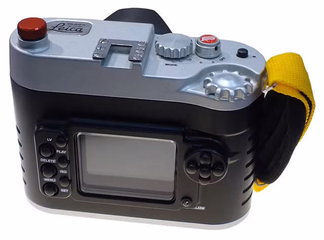 Vì vậy, với những ai đang sở hữu một chiếc máy ảnh Leica không có khả năng này chắc chắn sẽ không dám làm liều mang "của quý" của mình xuống dưới nước để chụp ảnh. Nắm bắt ngay hạn chế đó, hãng Subal mới đây đã cho ra mắt "bộ đồ lặn" dành riêng cho máy ảnh Leica M, giúp thiết bị này có thể tha hồ bơi lội và chụp ảnh dưới nước mà không lo "chết đuối".