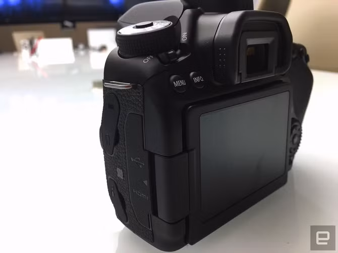 Phía sau Canon EOS 80D là màn hình LCD 3 inch, độ phân giải 1.04 triệu điểm ảnh có khả năng xoay lật và hỗ trợ cảm ứng giống như phiên bản tiền nhiệm. Viewfinder cho góc nhìn 100% khung hình và độ phóng đại 0.95x.