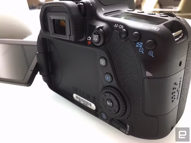 Máy vẫn sẽ sử dụng pin LP-E6 giống như trên nhiều phiên bản DSLR trước đó, do vậy người dùng hoàn toàn yên tâm nếu như muốn nâng cấp lên 80D.