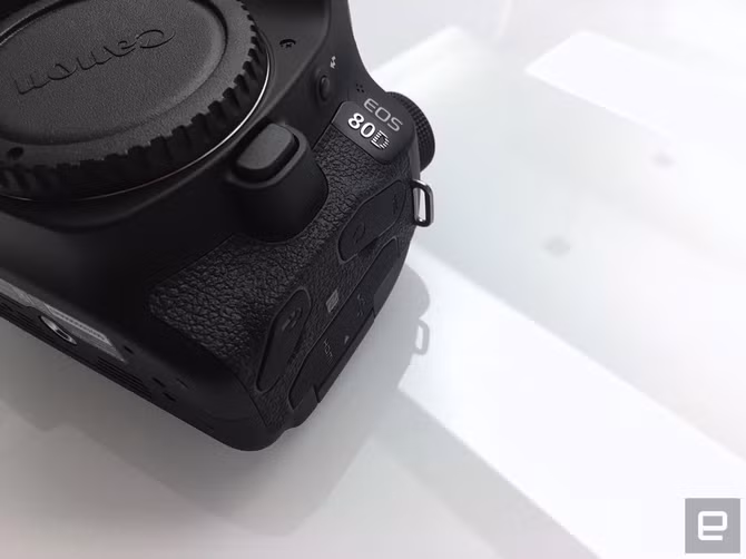 Về kết nối, thiết bị cho phép người dùng kết nối thông qua WiFi, NFC với các định dạng thẻ nhớ mở rộng bao gồm thẻ SD/SDHC/SDXC bên cạnh các kết nối thông dụng như USB, HDMI, jack cắm tai nghe 3.5mm…