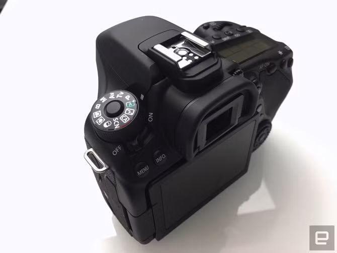 Với phiên bản mới, Canon đã cải tiến hơn khả năng chống bụi và ẩm, tuy nhiên thân máy chỉ được làm bằng Poly Carbon nên có phần nào đó kém cạnh hơn so với các dòng máy ảnh khác.