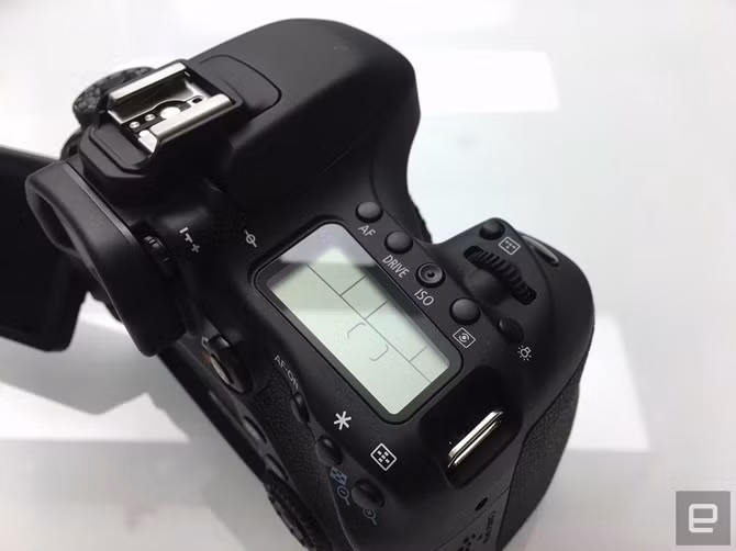 Theo Canon, EOS 80D sẽ có mặt tại các cửa hàng trong tháng 4 năm nay với giá 1200 USD (26,9 triệu đồng) cho thân máy