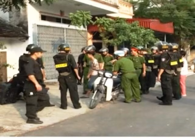 Bat nguoi khoa cua nhot ba cong an trong nha