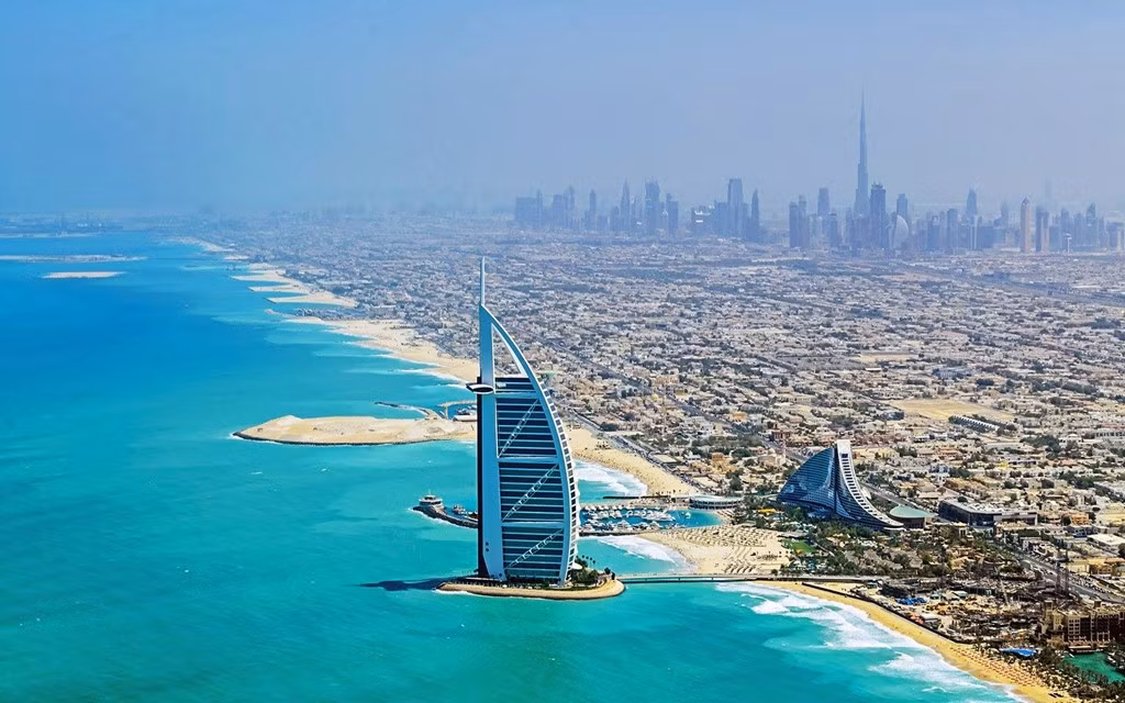 Khách sạn 7 sao duy nhất trên thế giới, Burj Al Arab Jumeirah, là niềm tự hào của người dân Dubai. Nằm trên một hòn đảo nhân tạo cách bãi biển Jumeirah gần 300 m, những căn phòng xa hoa và dịch vụ thượng hạng khiến Burj Al Arab được nhiều triệu phú, tỷ phú và người nổi tiếng chọn làm nơi nghỉ chân.