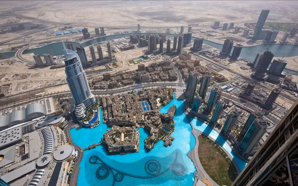 Đài phun nước dài 250 m với tia nước vươn cao 50 m và khách sạn Downtown Dubai nhìn từ trên cao.