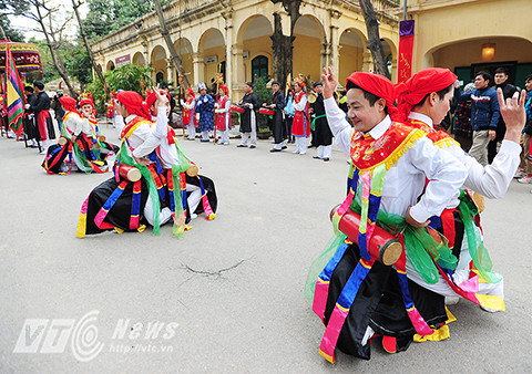 Trong buổi lễ khai ấn sáng nay còn diễn ra tiết mục múa dân gian “con đĩ đánh bồng” phục vụ cho việc tế lễ thánh làng Triều Khúc (Tân Triều, Thanh Trì, Hà Nội) Bố Cái Đại Vương Phùng Hưng.