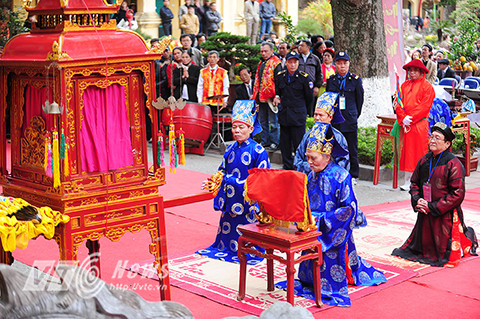 Ngoài múa bồng, rước kiệu, nghi thức tế lễ được tái hiện trước điện Kính Thiên. Vị chủ tế đọc chúc văn cảm tạ trời đất, công đức của các bậc tiên đế, tiên hiền, cầu mong một năm mới quốc thái dân an.