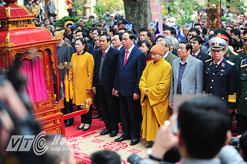 Cũng trong buổi sáng ngày hôm nay, Đại Tướng Trần Đại Quang - Ủy viên bộ Chính Trị, Bộ trưởng Bộ Công an - tới điện Kính Thiên, khu di tích Hoàng thành Thăng Long dâng hương tưởng nhớ các bậc tiên liệt, các đức vua anh minh, các bậc hiền tài có công với đất nước.
