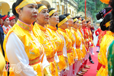 Từ sáng sớm, kiệu đức vua được đoàn rước hơn 400 người đưa từ sân Đoan Môn - nơi vua thường đi qua tiến vào sân rồng trước điện Kính Thiên theo đúng nghi thức truyền thống.