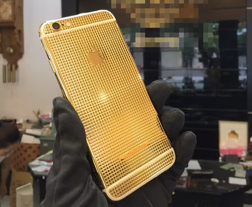  2. iPhone 6 phiên bản Clous de Paris. Ngay tháng 6/2015, iPhone 6 Clous de Paris được tung ra tại Việt Nam với 50 phiên bản giới hạn. Phiên bản iPhone 6 Clous de Paris được chế tác theo trường phái cơ khí Guilloche với các họa tiết hình học lặp đi lặp lại và khắc vào một vật liệu nhất định thông qua gia công cơ khí chính xác. Chất liệu sử dụng làm vỏ máy bằng vàng chuẩn 24K. Các phím bấm được khắc motif Gilloche trên nền vàng bóng.Giá bán của phiên bản này được công bố là 68 triệu đồng.