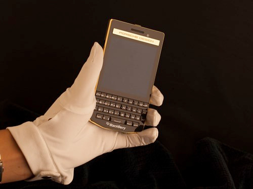  5. Porsche Design P'9983 mạ vàng. Cũng trong năm qua, một đơn vị chế tác tại TP.HCM cũng tung ra thị trường chiếc Porsche Design P’9983 mạ vàng đầu tiên với giá lên đến 88 triệu đồng. Porsche Design P'9983 là smartphone cao cấp của Blackberry hợp tác cùng hãng xe Porsche. Phiên bản mạ vàng tại Việt Nam được hoàn thiện tất cả mọi chi tiết (full gold) đầu tiên trên thế giới. Toàn bộ phần khung máy, logo Porsche Design và camera được phủ lớp vàng 24K. Đi cùng đó là bộ 4 phím chức năng của máy đính 18 viên kim cương tự nhiên tiêu chuẩn VS1.