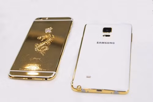  7. Samsung Galaxy Note edge mạ vàng. Trong năm qua, một đơn vị chế tác tại Việt Nam cũng giới thiệu mẫu smartphone màn hình cong Galaxy Note edge được mạ vàng đầu tiên. Đơn vị chế tác này đã sử dụng vàng 24K để mạ khung viền của máy và logo Samsung được khắc laser chính xác. Đồng thời, chiếc bút S-Pen được chế tác hoàn toàn bằng hợp kim bạch kim với khả năng chống bào mòn sau thời gian dài sử dụng. Được biết, thời gian chế tác sản phẩm này là gần 30 giờ làm việc liên tục (để chế tác 1 sản phẩm hoàn thiện, chưa bao gồm công tháo và lắp thiết bị).