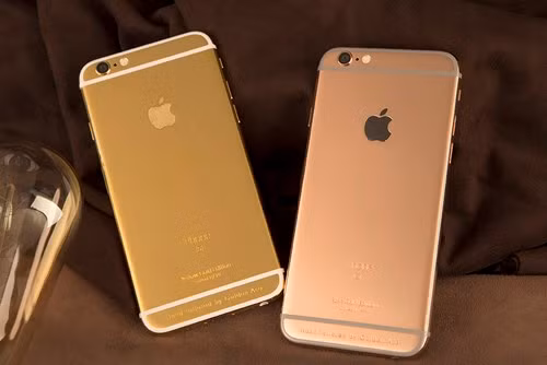  3. iPhone 6S và 6S Plus mạ vàng chanh và hồng. Ngay sau khi Apple chính thức mở bán bộ đôi iPhone này, một số nhà chế tác tại Việt Nam nhanh chóng tung ra các sản phẩm được chế tác thủ công đầy đẹp mắt. Đáng chú ý có mẫu iPhone 6S và 6S Plus được mạ vàng hồng đầy độc đáo. Lớp màu vàng hồng của phiên bản được chế tác tại Việt Nam có màu sắc đỏ hồng, khác biệt khi so với iPhone 6S phiên bản màu vàng hồng (chủ yếu là sắc hồng). Trong khi đó, màu vàng chanh của 6S thì được chế tác bằng vàng 18K với sắc vàng óng. Cả hai phiên bản này đều được sản xuất hạn chế với 99 chiếc và có giá 35 triệu đồng cho 1 phiên bản iPhone 6S 64 GB và 40 triệu đồng đối với 6S Plus 64 GB.