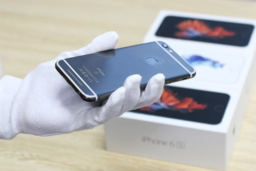  4. iPhone 6S mạ vàng đen. Khác với những mẫu iPhone 6S mạ vàng chanh hay vàng hồng 18K, một đơn vị chế tác có tiếng khác tại Việt Nam cũng ngay lập tức tung ra mẫu iPhone 6S mạ vàng đen (Rhodium - kim loại quý đắt hơn 6 lần so với vàng 24K). Để chế tác sản phẩm này, đơn vị chế tác đã pha trộng Rhodium và vàng để tạo ra một sắc màu đen đẹp mắt. Thời gian để mạ vàng đen cho iPhone 6S lên đến 8 giờ và giá bán được chào bán ở mức 42 triệu đồng.