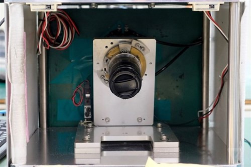 Máy khắc laser sẽ in dòng chữ "Made In Japan" và số seri lên ống kính trong một vài giây.