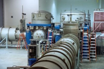 Quỹ Khoa học Quốc gia Mỹ (NSF) tài trợ dự án LIGO. Hơn 900 nhà khoa học tham gia dự án. Các chuyên gia gọi đây là âm thanh của vũ trụ. Phát hiện mới cũng tái khẳng định đặc tính của lỗ đen: hố trọng lực không đáy mà thậm chí cả ánh sáng cũng không thoát ra được. Quan trọng hơn, phát hiện mới khẳng định thêm những tiên đoán về bản chất của vũ trụ mà Einstein từng tiên đoán cách đây gần 100 năm. Ảnh: lasefocusworld.com