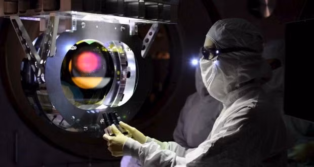 Một kỹ thuật viên kiểm tra thiết bị quang học của LIGO. Ảnh: Irish Times