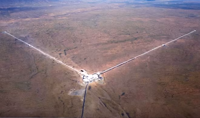 Hệ thống thám trắc có hai đường ống với chiều dài hơn 4 km, tạo thành chữ L khổng lồ. Mỗi ống có hai tấm kính cách xa nhau. Ảnh: Caltech