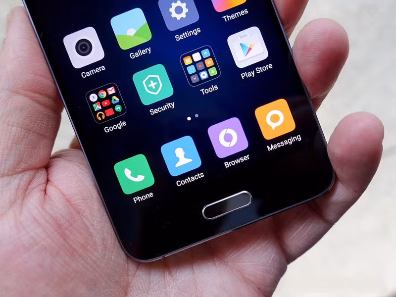 Tuy nhiên, bản High chỉ có RAM 3 GB, bộ nhớ trong 32/64 GB. Bản Ceramic dùng RAM 4 GB, bộ nhớ trong 128 GB.