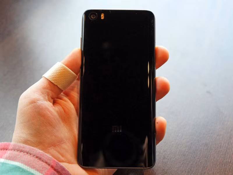 Bên cạnh đó, chúng còn được trang bị cổng kết nối USB Type-C, cảm biến vân tay ở nút Home.