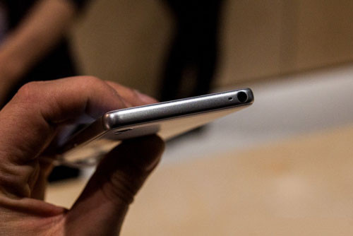 Đỉnh máy chỉ có mic thu âm và giắc cắm tai nghe 3,5 mm.