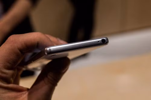 Đỉnh máy chỉ có mic thu âm và giắc cắm tai nghe 3,5 mm.