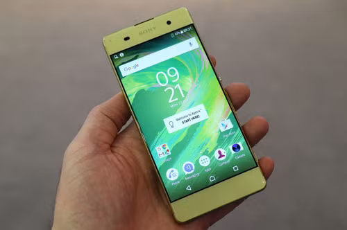 Cũng giống như phần lớn các smartphone trước đó, Sony tiếp tục trang bị cho Xperia XA màn hình với tấm nền IPS. Kích thước của nó là 5 inch nhưng độ phân giải chỉ dừng lại ở mức HD (1.280x720 pixel) với mật độ điểm ảnh 294 ppi