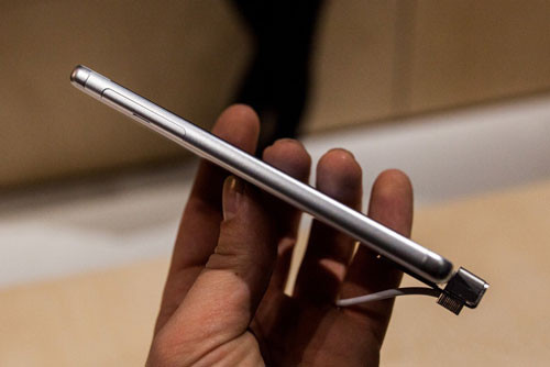 Cạnh trái là nơi đặt khe cắm SIM và thẻ nhớ. Xperia XA có cả tùy chọn 2 SIM, có thể kết nối mạng 4G LTE.