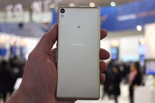 Mặt lưng của Xperia XA.