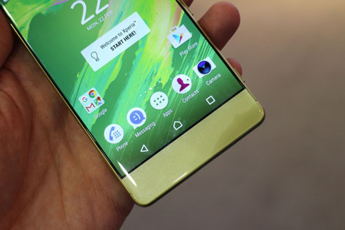 Phía dưới mặt trước trống trơn, bởi 3 phím điều hướng đều nằm trong màn hình.