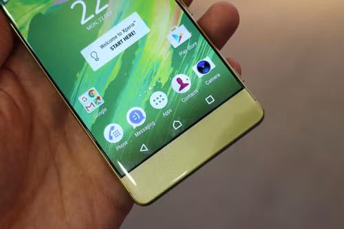 Phía dưới mặt trước trống trơn, bởi 3 phím điều hướng đều nằm trong màn hình.