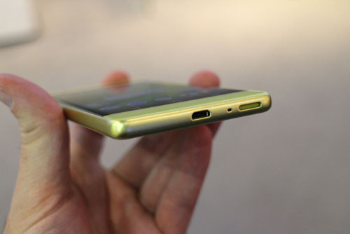 Cổng microUSB, mic thu âm thứ 2 và loa ngoài nằm ở cạnh đáy.