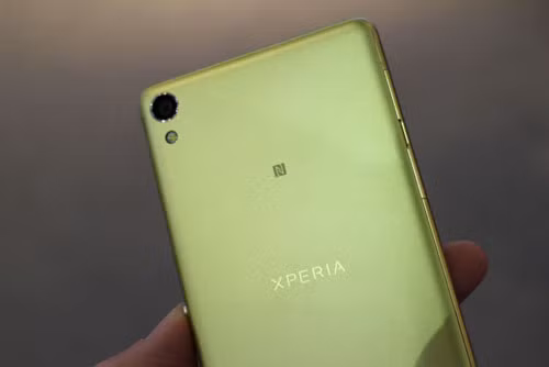 Camera chính, đèn flash LED, logo NFC và dòng chữ Xperia ở phía trên mặt lưng. Camera chính của Xperia XA có độ phân giải 13 MP, hỗ trợ khả năng tự động lấy nét, nhận diện khuôn mặt, quay video Full HD.