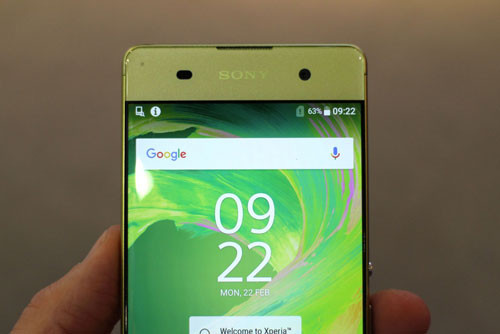 Phía trên mặt trước của máy có loa thoại, cảm biến tiệm cận, logo Sony và camera selfie với độ phân giải 8 MP.