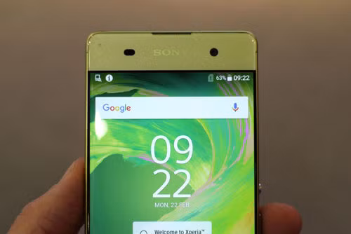 Phía trên mặt trước của máy có loa thoại, cảm biến tiệm cận, logo Sony và camera selfie với độ phân giải 8 MP.
