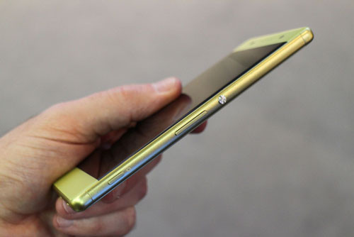 Nút nguồn, phím tăng giảm âm lượng và phím chụp hình nằm bên cạnh phải.