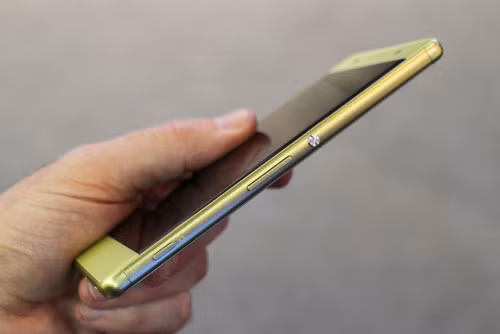 Nút nguồn, phím tăng giảm âm lượng và phím chụp hình nằm bên cạnh phải.