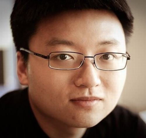 Thành viên thứ 16: Kang-Xing Jin. Anh là cựu sinh viên của Harvard và đã từng học chung với Mark Zuckerberg 2 môn học, gồm trí tuệ nhân tạo và lý thuyết tính toán. Kang-Xing Jin từng là Giám đốc Quảng cáo của Facebook và hiện đang là Phó Chủ tịch phụ trách kỹ thuật tại Facebook.