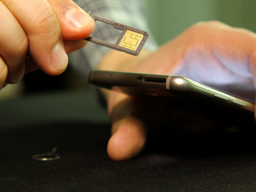  Có thể bổ sung thêm không gian nhớ nhờ thẻ microSD. Samsung đã giới thẻ khe cắm thẻ microSD ở S7. Khe này được kết hợp với một khay thẻ SIM cho phép bạn bổ sung thêm 200 gigabyte nhớ.